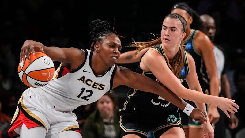 New York Liberty's Sabrina Ionescu, right, defends Las Vegas Aces' Chelsea Gray during the...