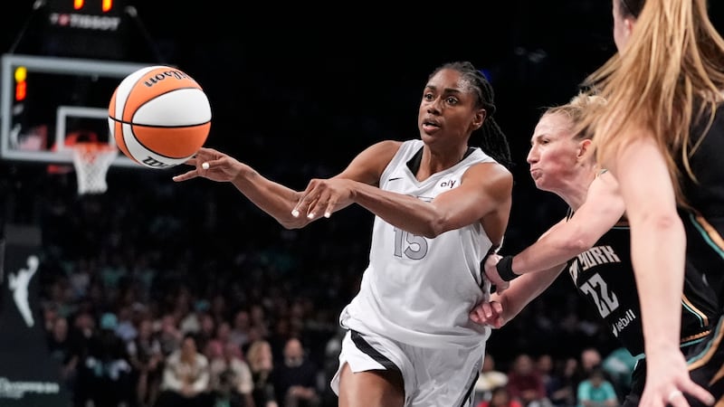 Las Vegas Aces' Tiffany Hayes (15) passes away from New York Liberty's Courtney Vandersloot...